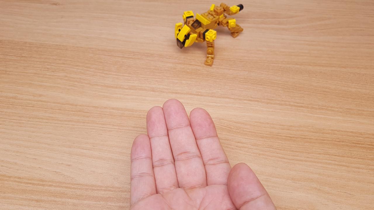 Micro LEGO brick Lion transformer mech - Golden Lion
 1 - transformation,transformer,LEGO transformer