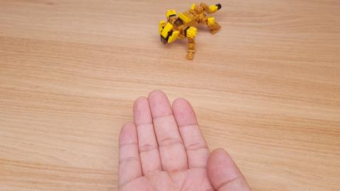 Micro LEGO brick Lion transformer mech - Golden Lion
 2 - transformation,transformer,LEGO transformer